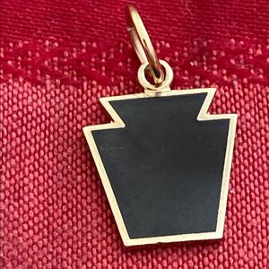 5/$10❤️❤️❤️Vintage 60s Black Enamel and Gold Tone Gift Box Pendant Charm
